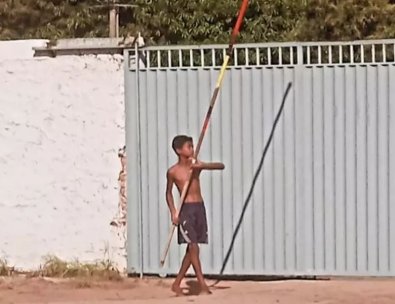 MOISES SALTO COM VARA.JPG