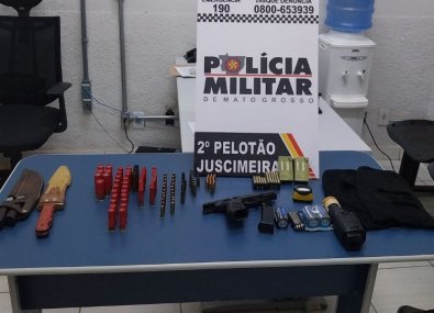 mulher presa com pistola .jpg