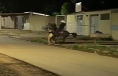 homem em cavalo bate em esposa.jpg