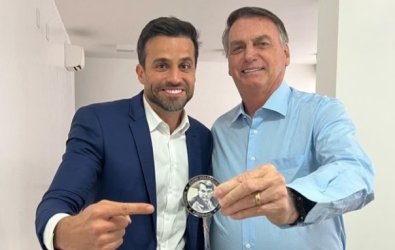 PABLO MARCAL BOLSONARO E MEDALHA.jpg