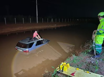 homem teto carro