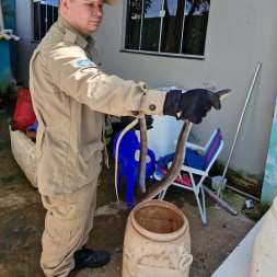 Bombeiro cobra