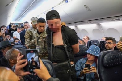 homem preso aviao.jpg