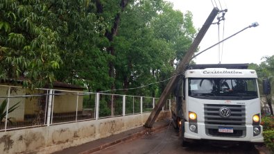 caminhï¿½o bate num poste