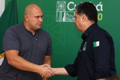 abilio-emanuel aperto de mao.jpg