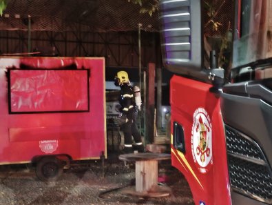 trailer lanche destruido.jpg