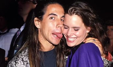 Ione Skye e Anthony Kiedis