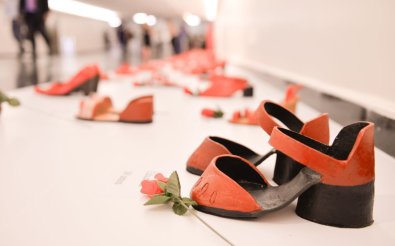 exposicao sapatos vermelhos