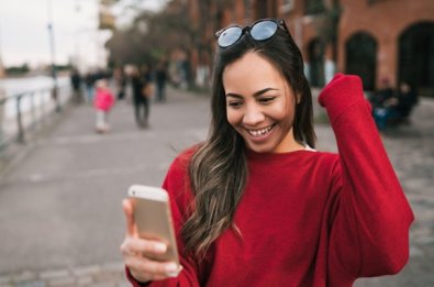 mulher celular.jpg