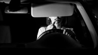 MULHER CARRO.jpg