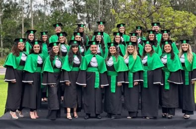 ESTUDANTES FORMATURA.jpg