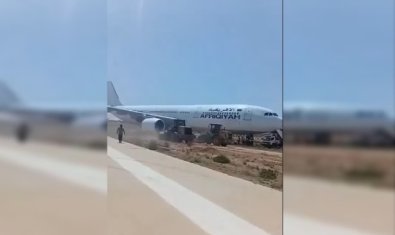 aviao sai da pista-libia.jpg