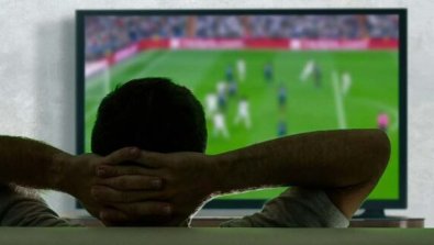 homem vendo futebol.jpg
