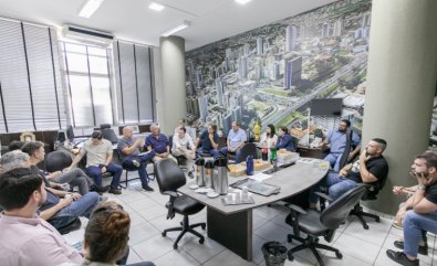 PREFEITO E REPRESENTANTES CONSTRUCAO CIVIL1.jpg