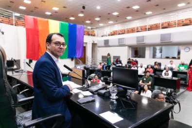 ludio bandeira gay.jpg