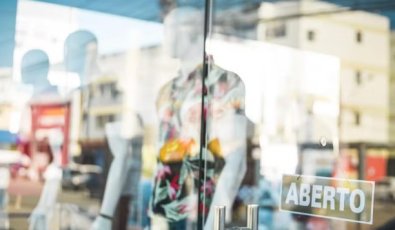 vitrine-loja-trabalhoferiado.jpg