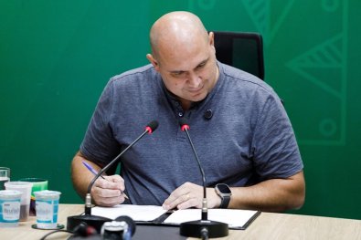 Abilio-assinando.jpg