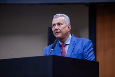 Professora e ex-deputado assumem na AL