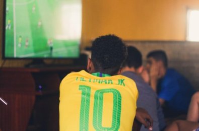 ASSISTINDO FUTEBOL.jpg