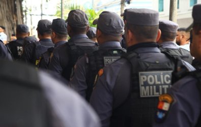 Governo entrega armas e PM faz homenagens 