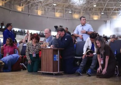 BOLSONARO - CHORANDO - IGREJA1.jpg