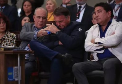 BOLSONARO - CHORANDO - IGREJA.jpg