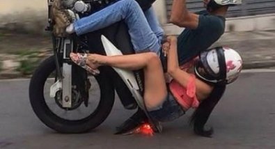 moto empinando